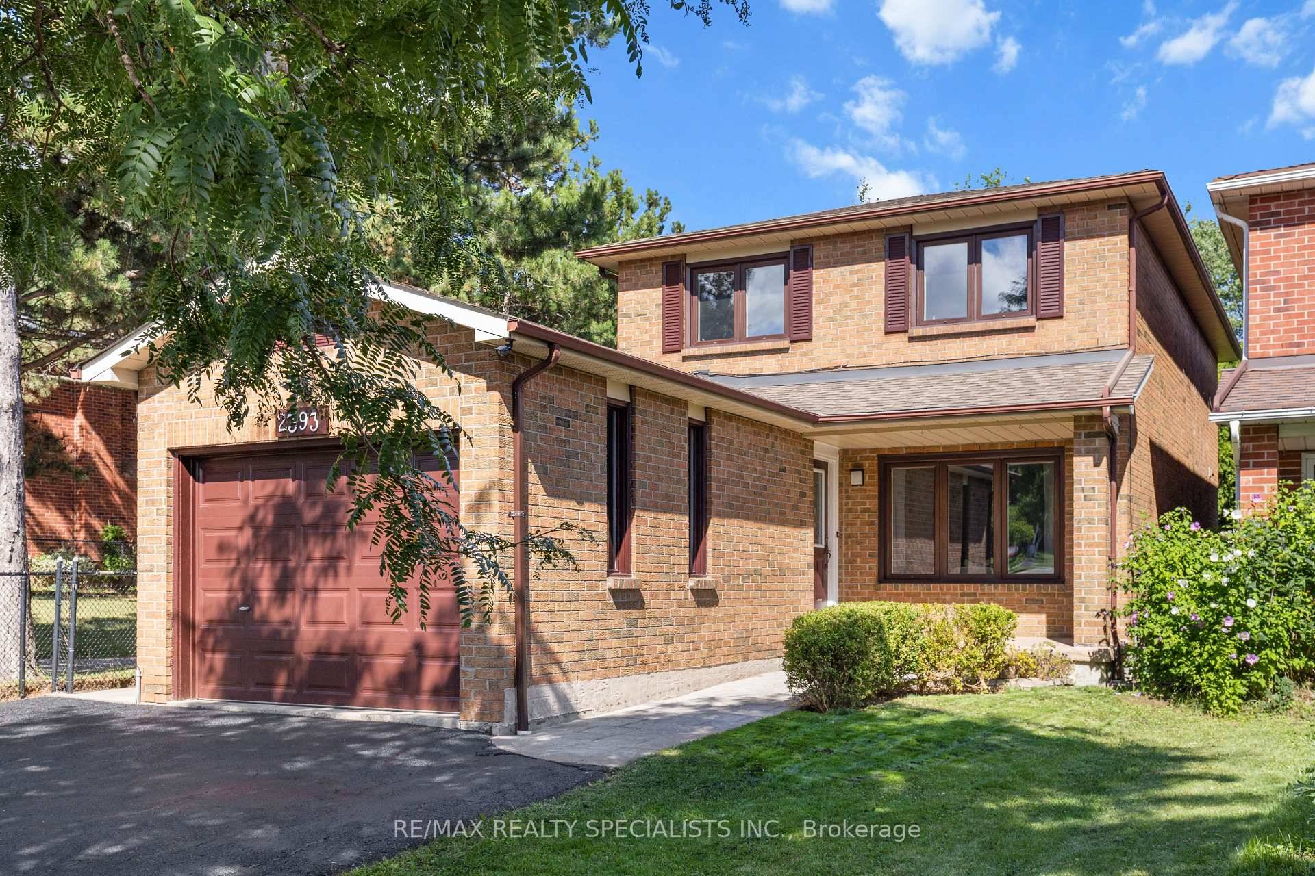 Beautifully renovated 3 1 bedroom, 4 bathroom home in prime Streetsville, just a 6 minute walk to Vista Heights P.