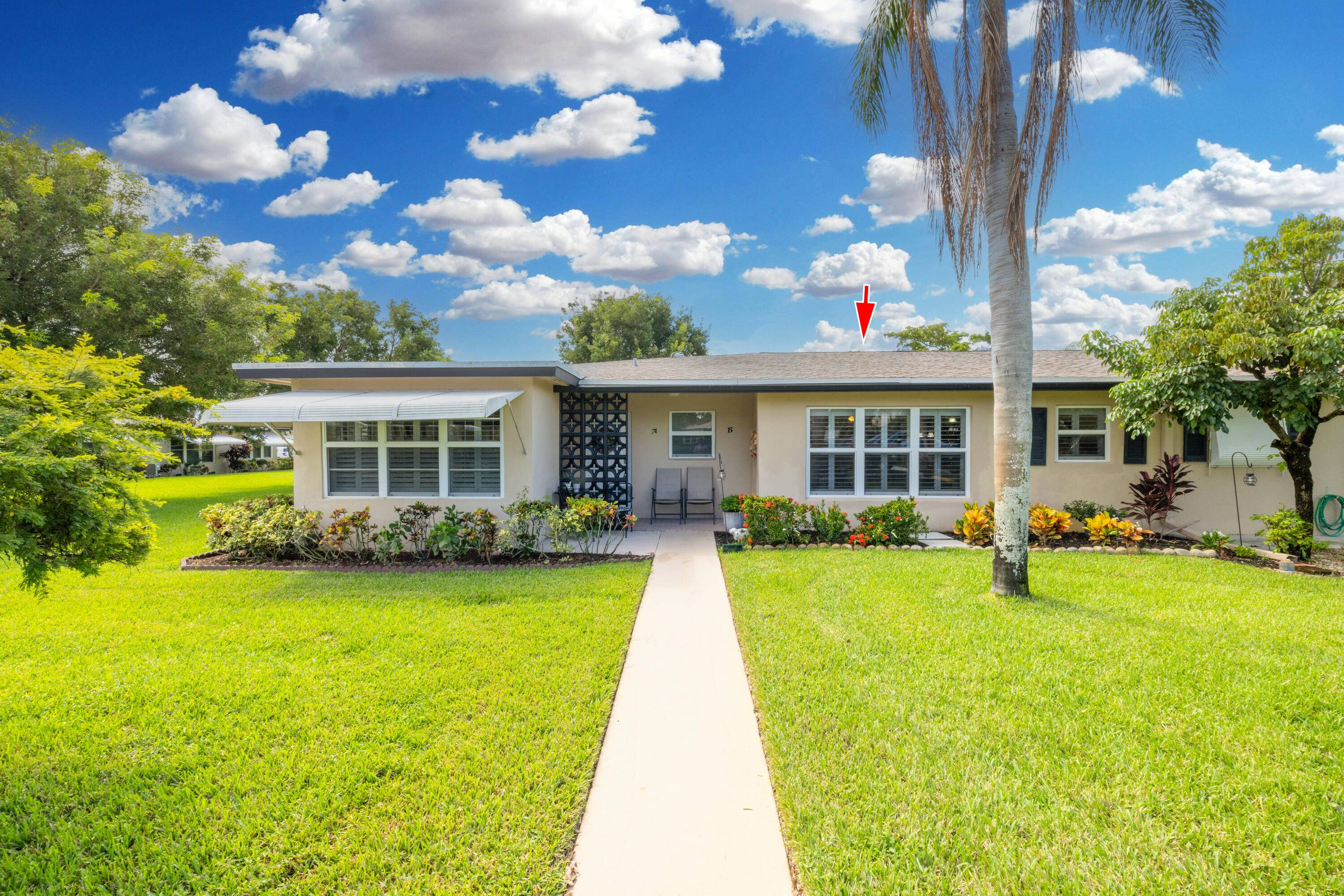 Beautifully maintained 1BR 2BA villa in the sought after 55 community of High Point.
