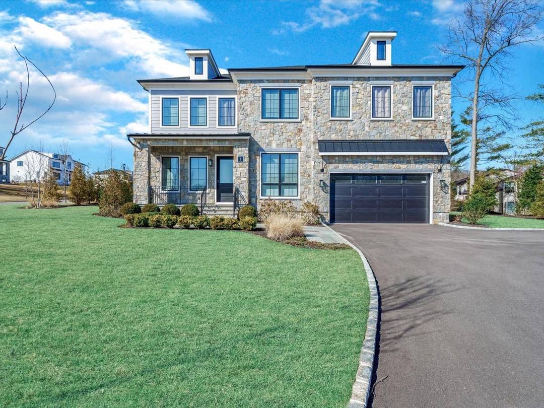Welcome to the Crawley Classic at Manhasset Crest Where Comfort Meets Sophistication Discover refined living in this beautifully designed single family residence located in the prestigious Manhasset Crest community in ...