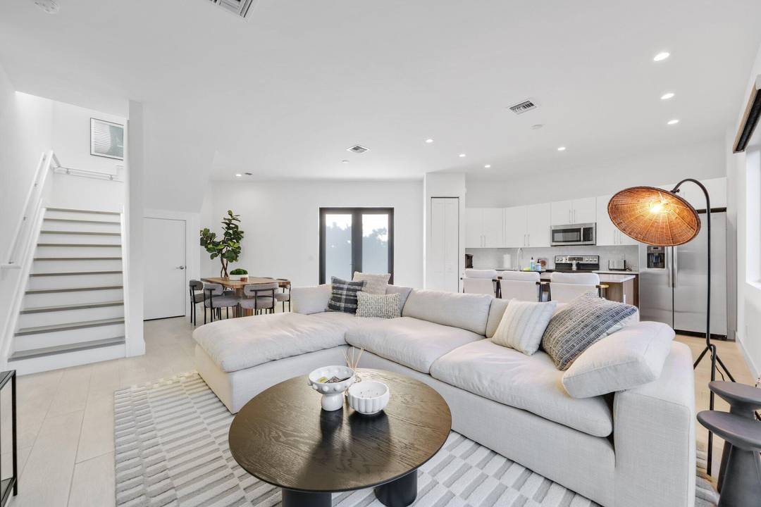 AVAILABLE 04 02 2026. Fully Furnished !