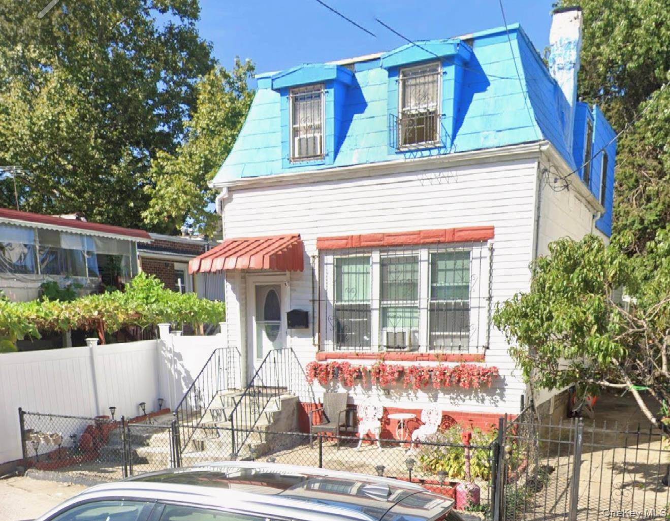 Is a six bedroom and two bathroom house.