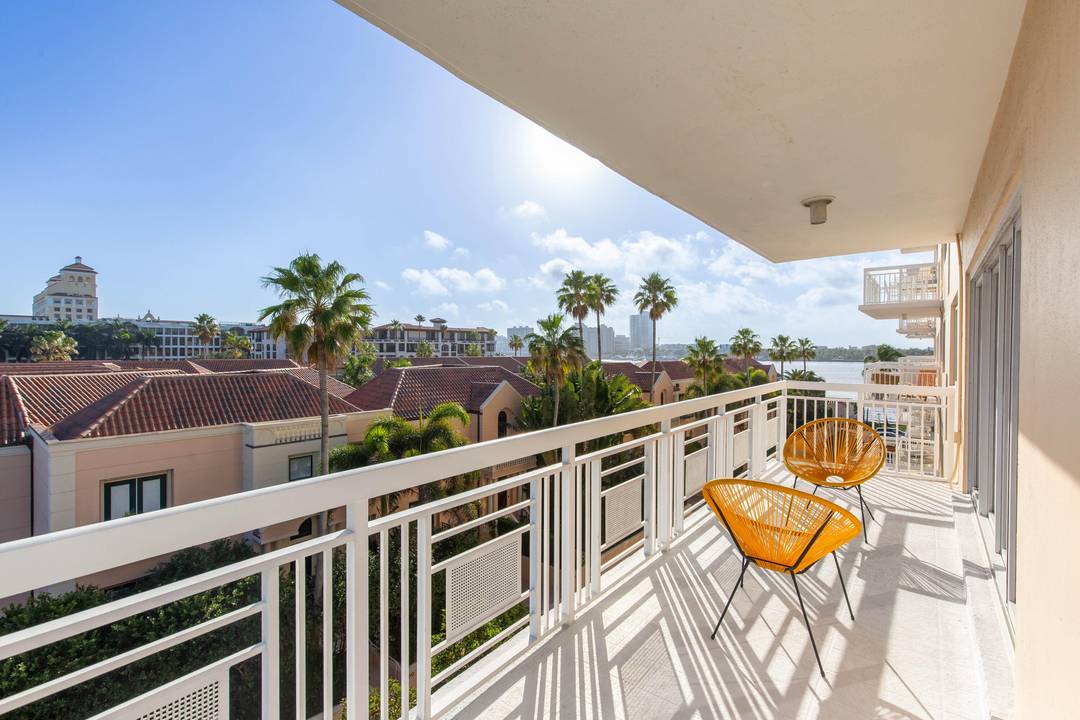Jewel Box Perfection ! This fully renovated 5th floor Palm Beach condo showcases herringbone wood floors, a sleek white lacquer kitchen with high end appliances, and a spacious sun filled ...