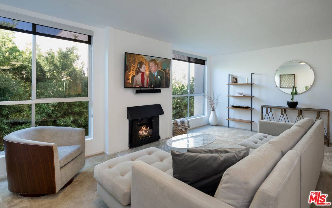 927 N Kings Rd 1BR Sunset Strip La