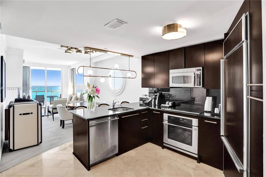 Live the ultimate resort lifestyle at the iconic Fontainebleau Miami Beach.
