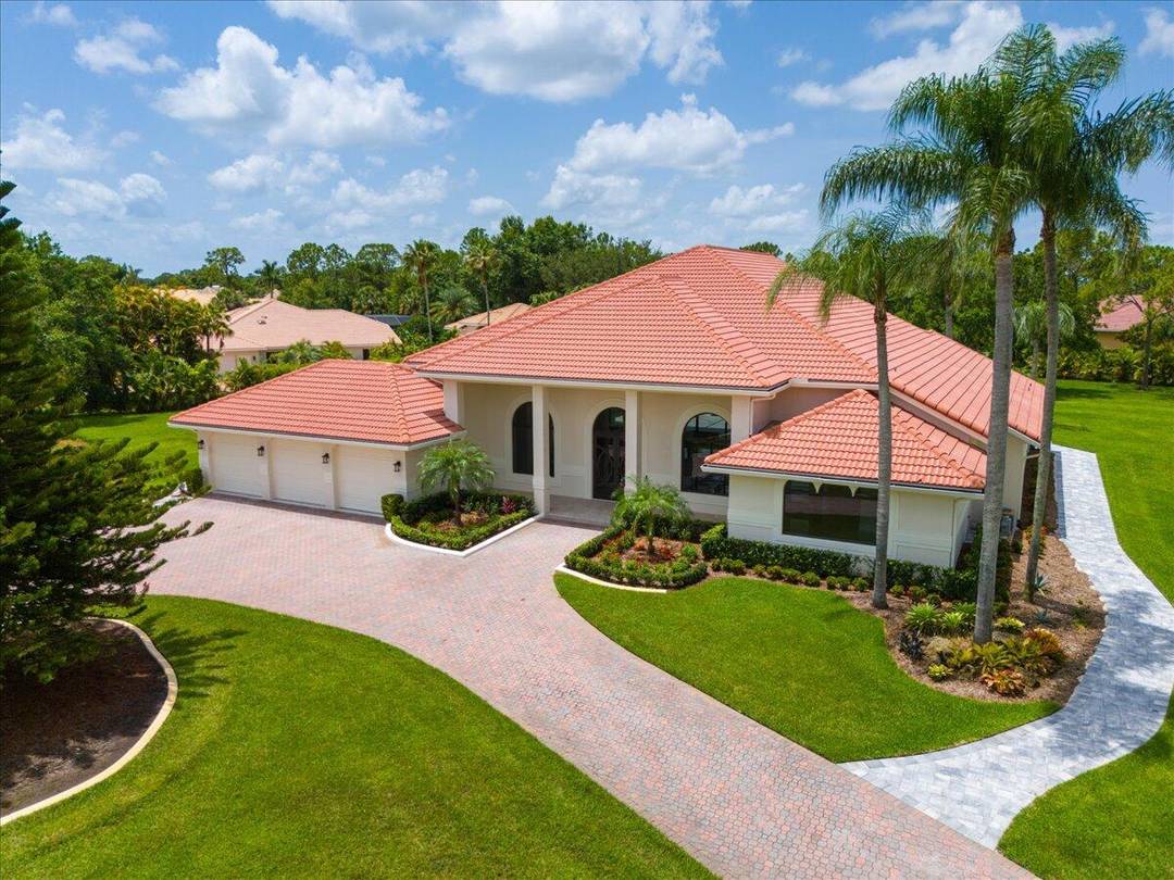 Exquisite Estate home with unrivaled quality finishes re done to perfection !