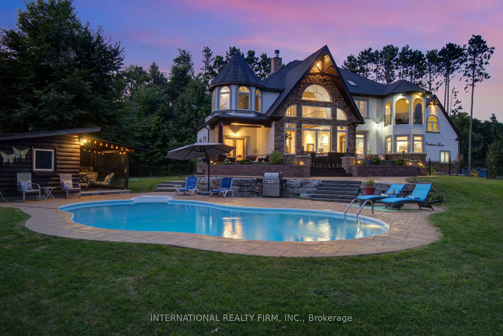 STUNNING Executive Custom Home in Springwater w Breathtaking Views !
