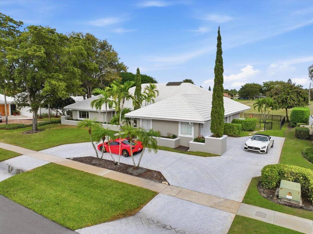 Located in the heart of Wellington's sought after equestrian corridor, this beautiful home in a manned gated neighborhood offers 4 bedrooms, a private office, amp ; 3.