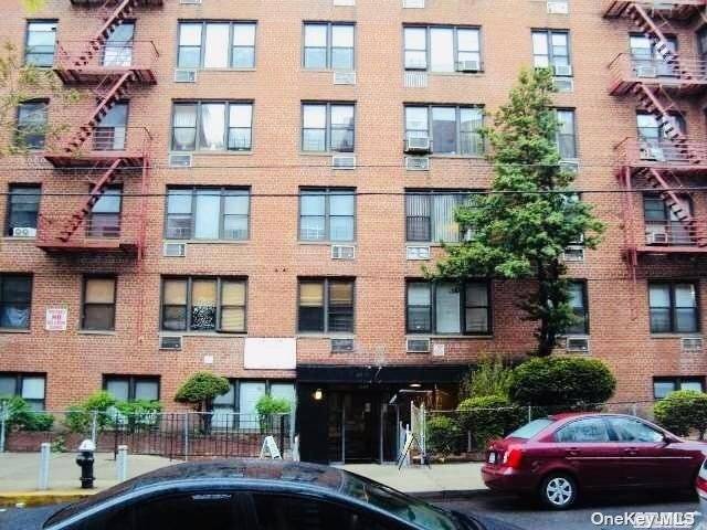 Locate A Center Of The Elmhurst with Excellent condition and location, Extra Large Jr4 apartment around 1050sq feet, plenty of natural light.