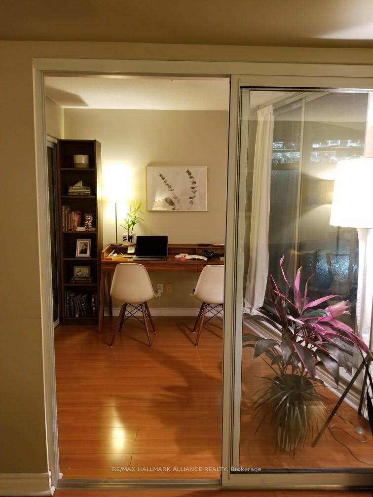 Welcome to The Atrium, a spacious one bedroom plus den and solarium in the heart of downtown.