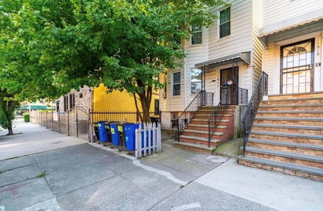 Beautiful fully renovated Apartment in Prime Van Nest featuring 4 bedrooms, a brand new tiled Bathroom, Updated Kitchen with new appliances.