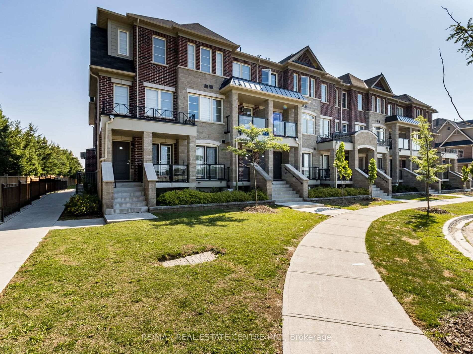 READY TO MOVE IN Gorgeous 3 Bedroom House Located At Very Convenient Location !