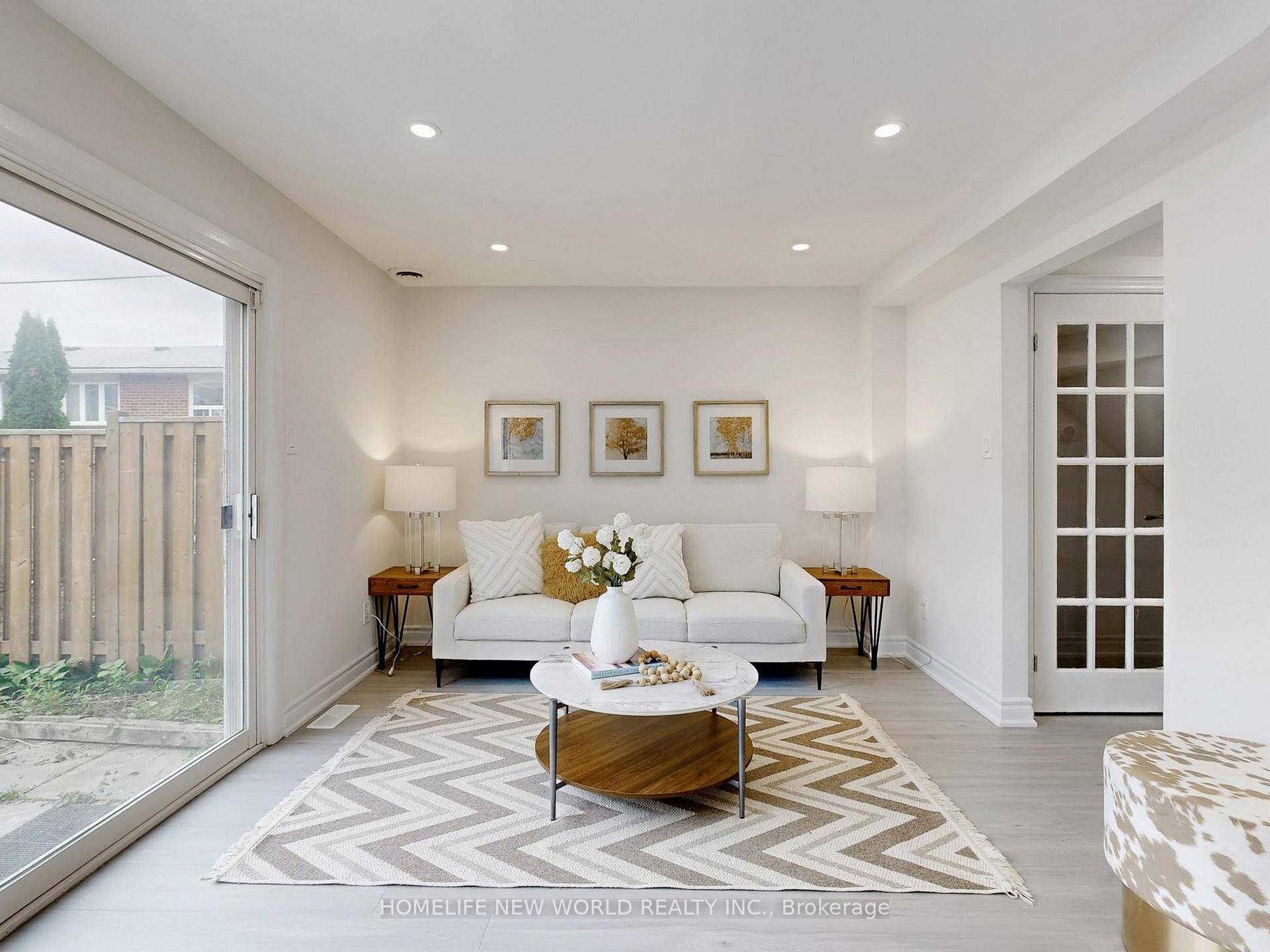 Stunning 3 1 bedroom, 2 full bathroom townhome facing a beautiful south facing park in the heart of Agincourt !