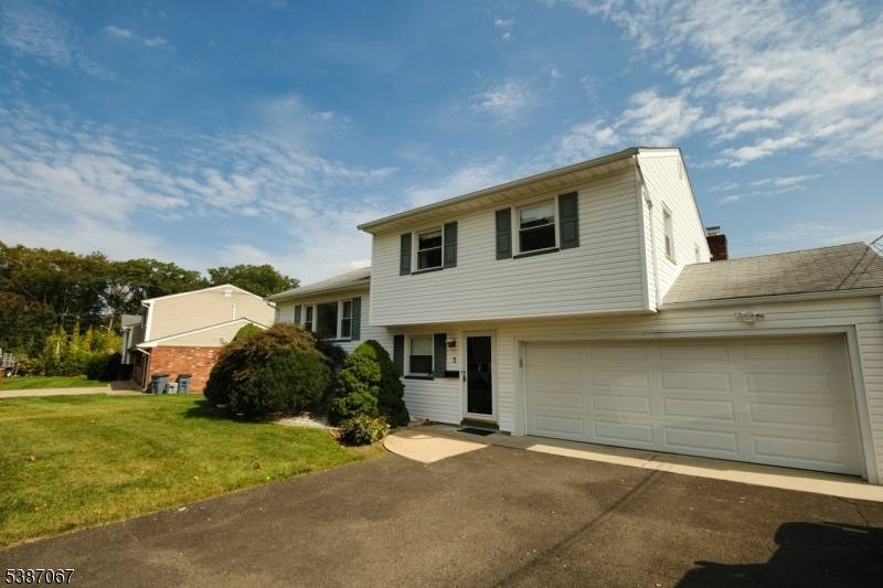 Well Maintained split level !