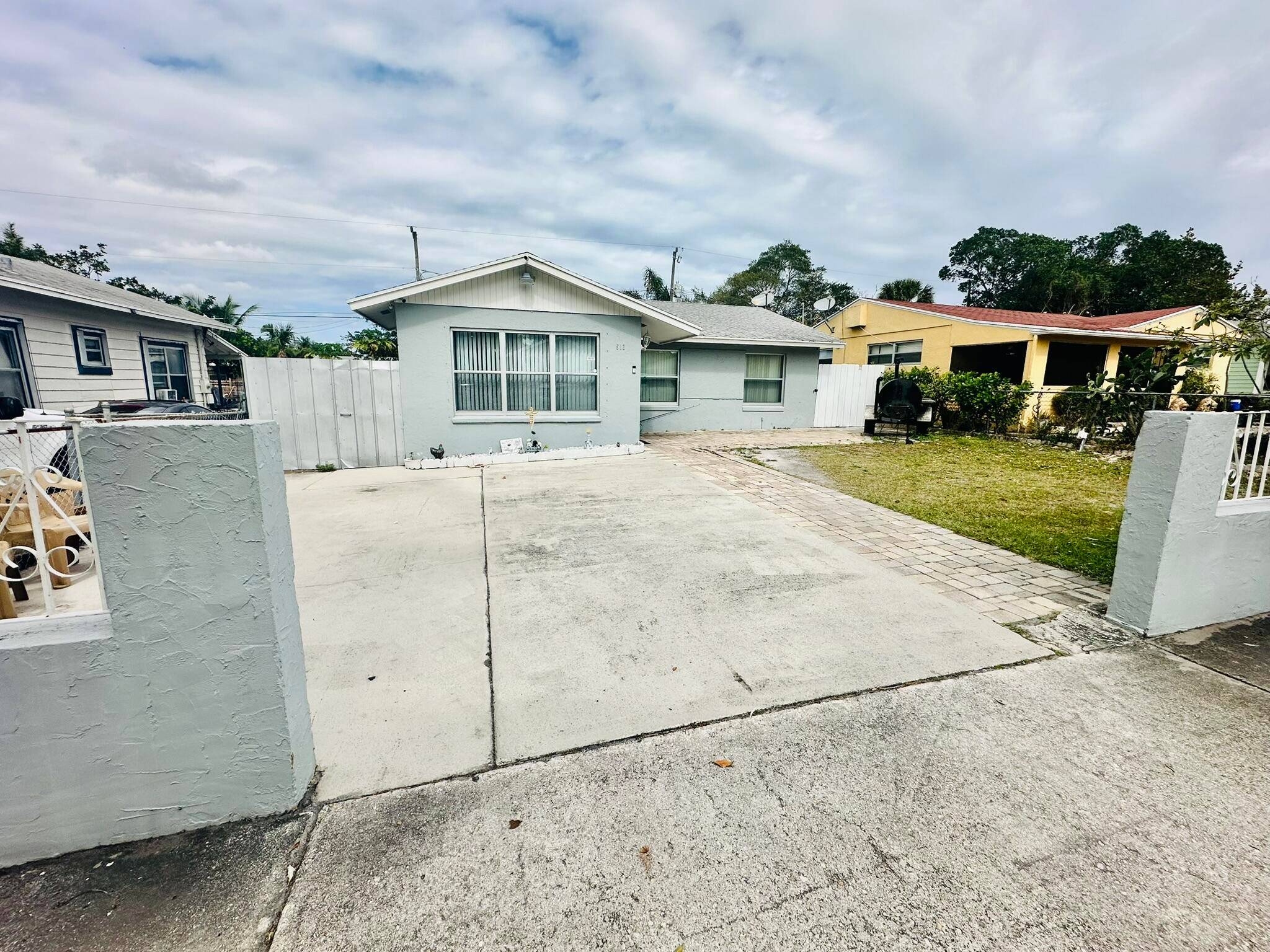 Charming Home with Attached Studio in Vibrant West Palm BeachWelcome to 513 El Vedado, a charming home featuring 3 bedrooms and 2 bathrooms, with an attached studio in the heart ...