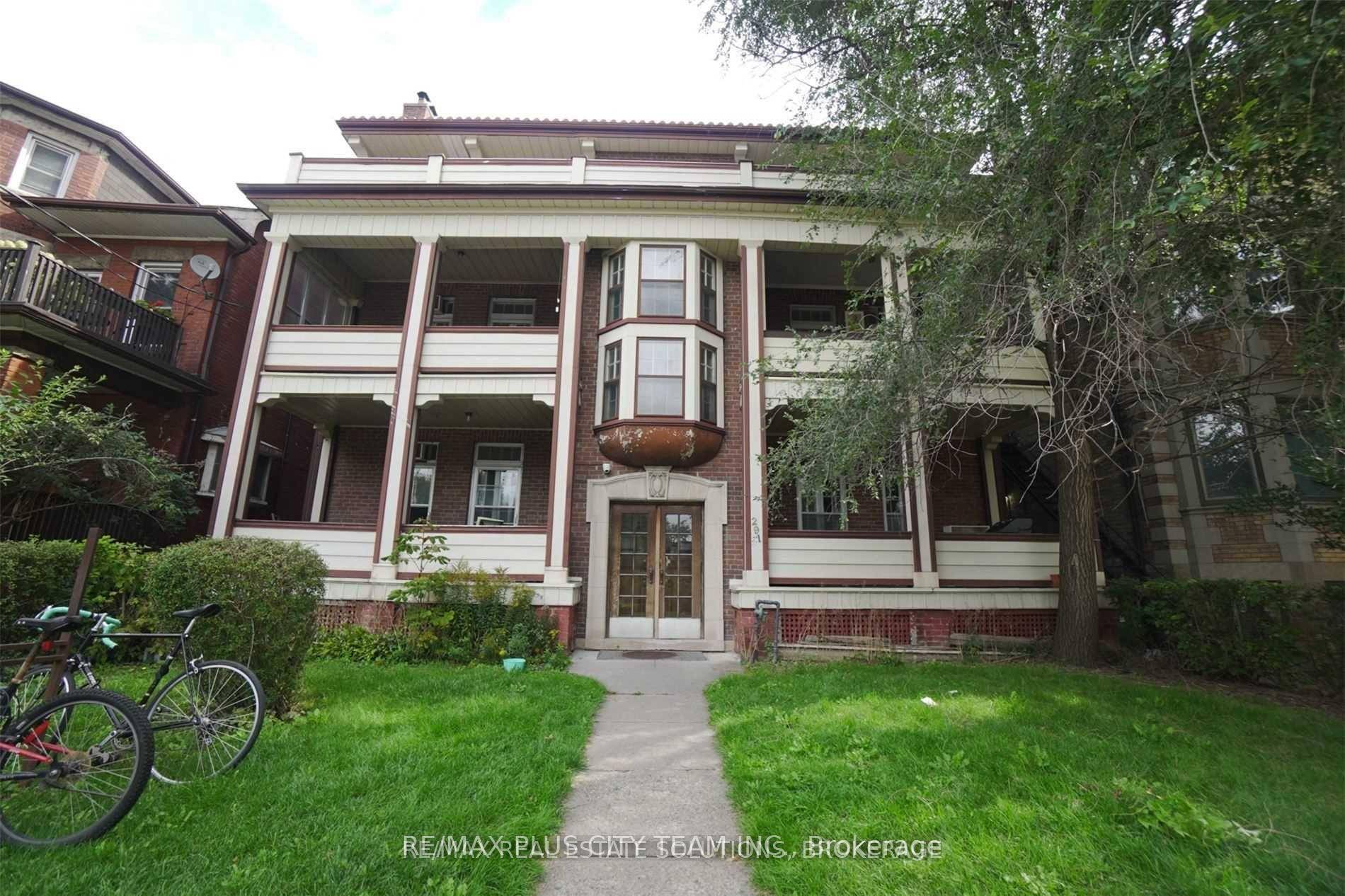 Cozy 3 bedroom apartment in a charming low rise building in the Annex.