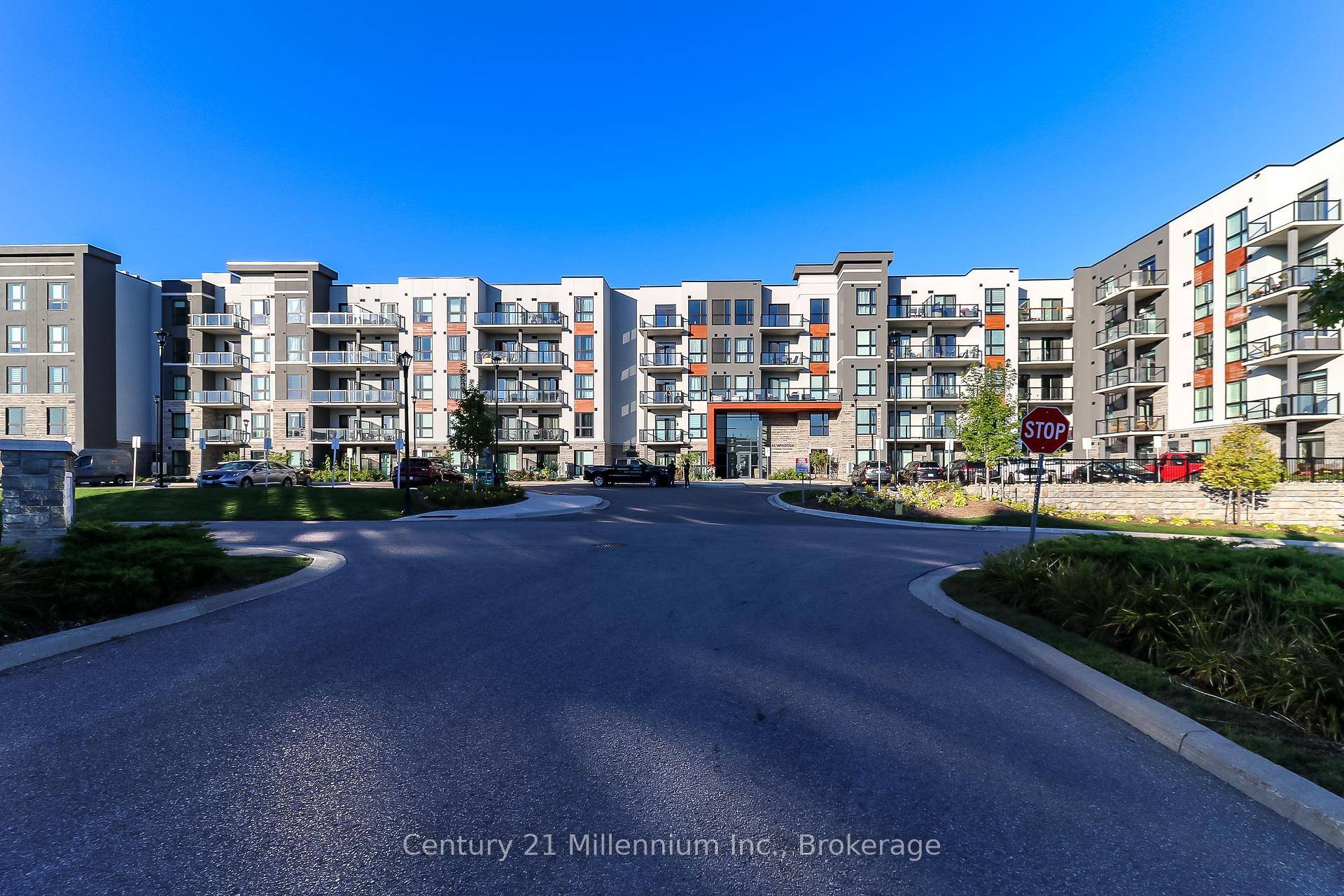 Welcome to this beautiful 1 bed, 1 bath condo located in the desirable Royal Windsor community.