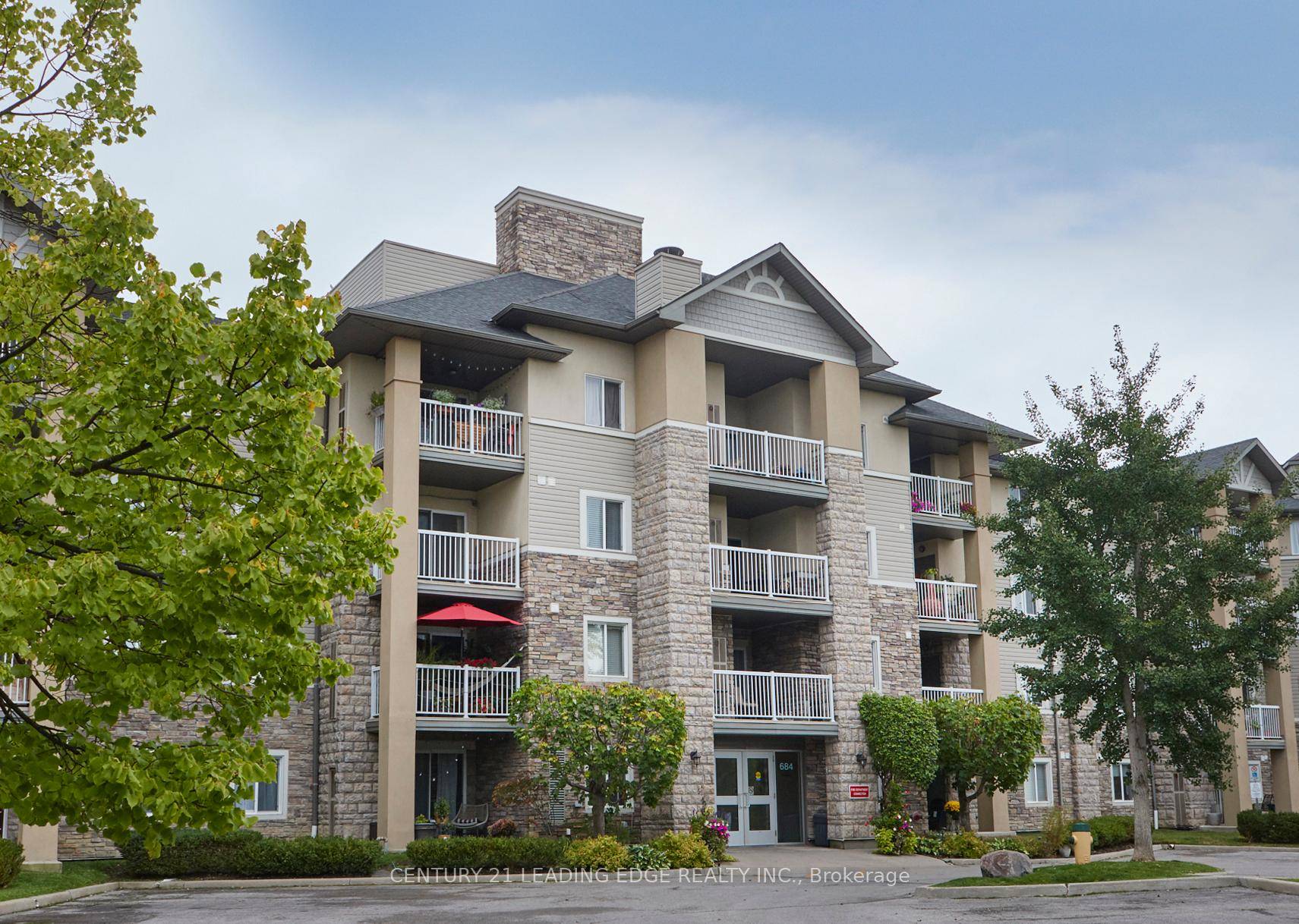 AWESOME South West Facing Unit Overlooking Beautiful Greenspace.