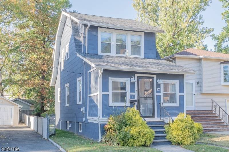 Welcome to this charming, fresh and well maintained home or condo style alternative in the thriving Hilton section of Maplewood.