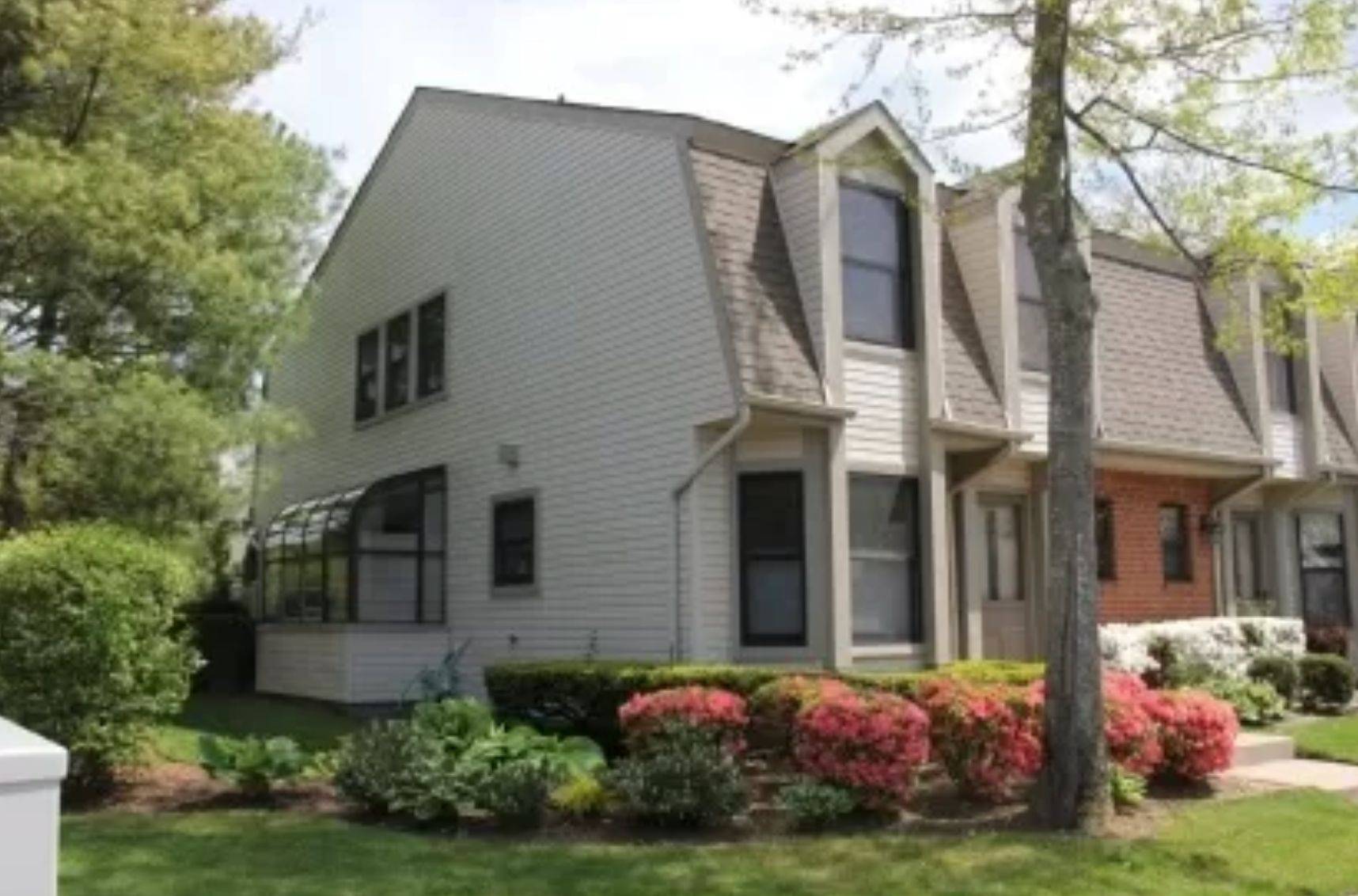 Southampton Light and Convenient Condo