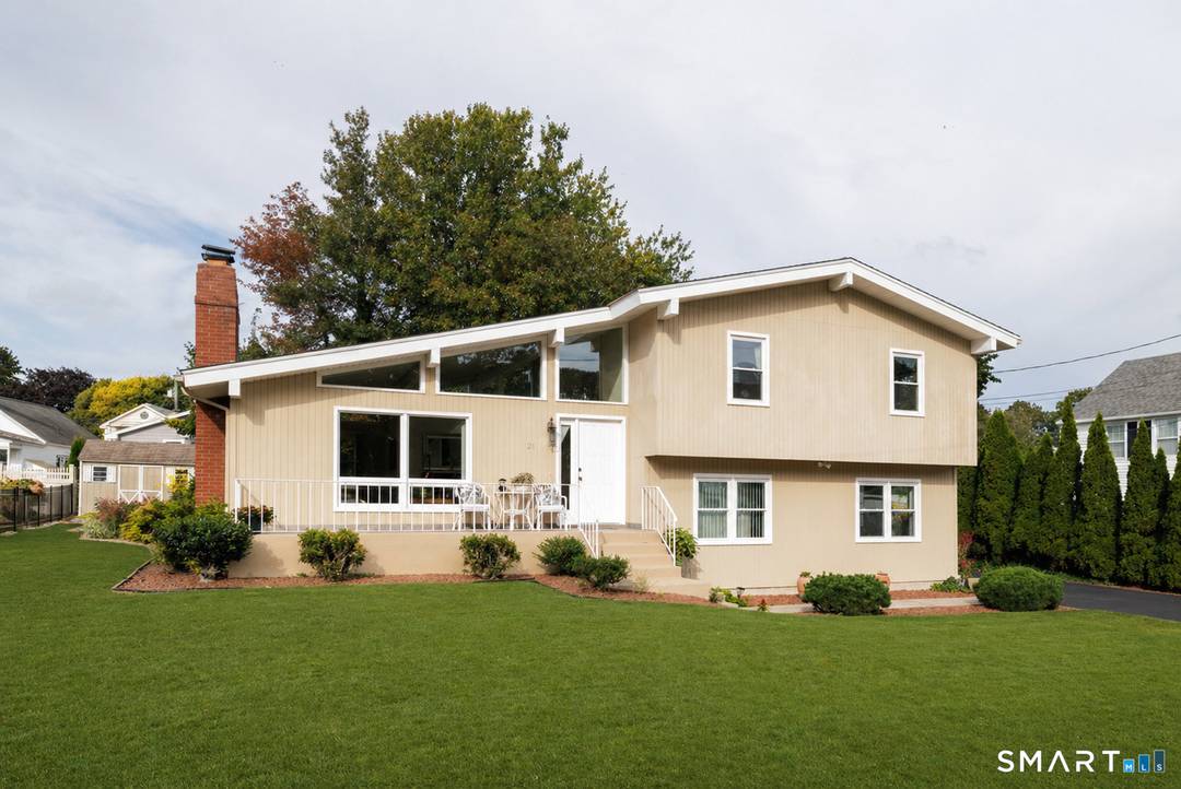 Welcome to an exceptional year round home located in one of Connecticut's most renowned beach communities, the Knollwood Beach Association.