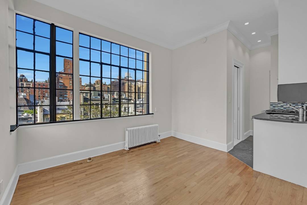 Penthouse Junior 1 bedroom with Roof Deck Access Lenox HillLocated within a beautifully maintained neo classic townhouse on one of Lenox Hills most desirable tree lined blocks, this penthouse junior ...