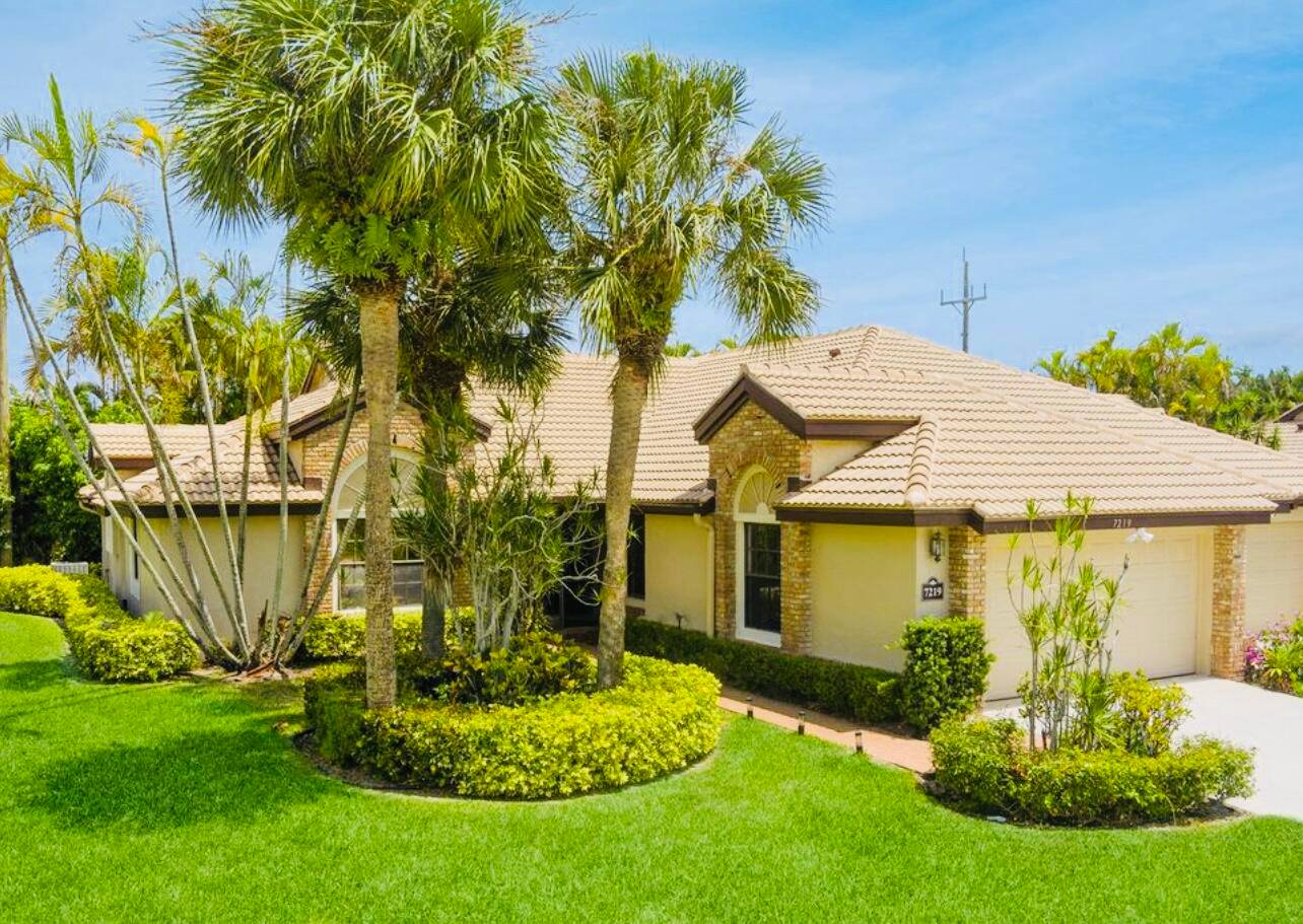 PHOTOS COMING SOON ! Welcome to this stunning 3 bed, 2 bath villa in the desirable Hamptons of Aberdeen Golf Country Club.
