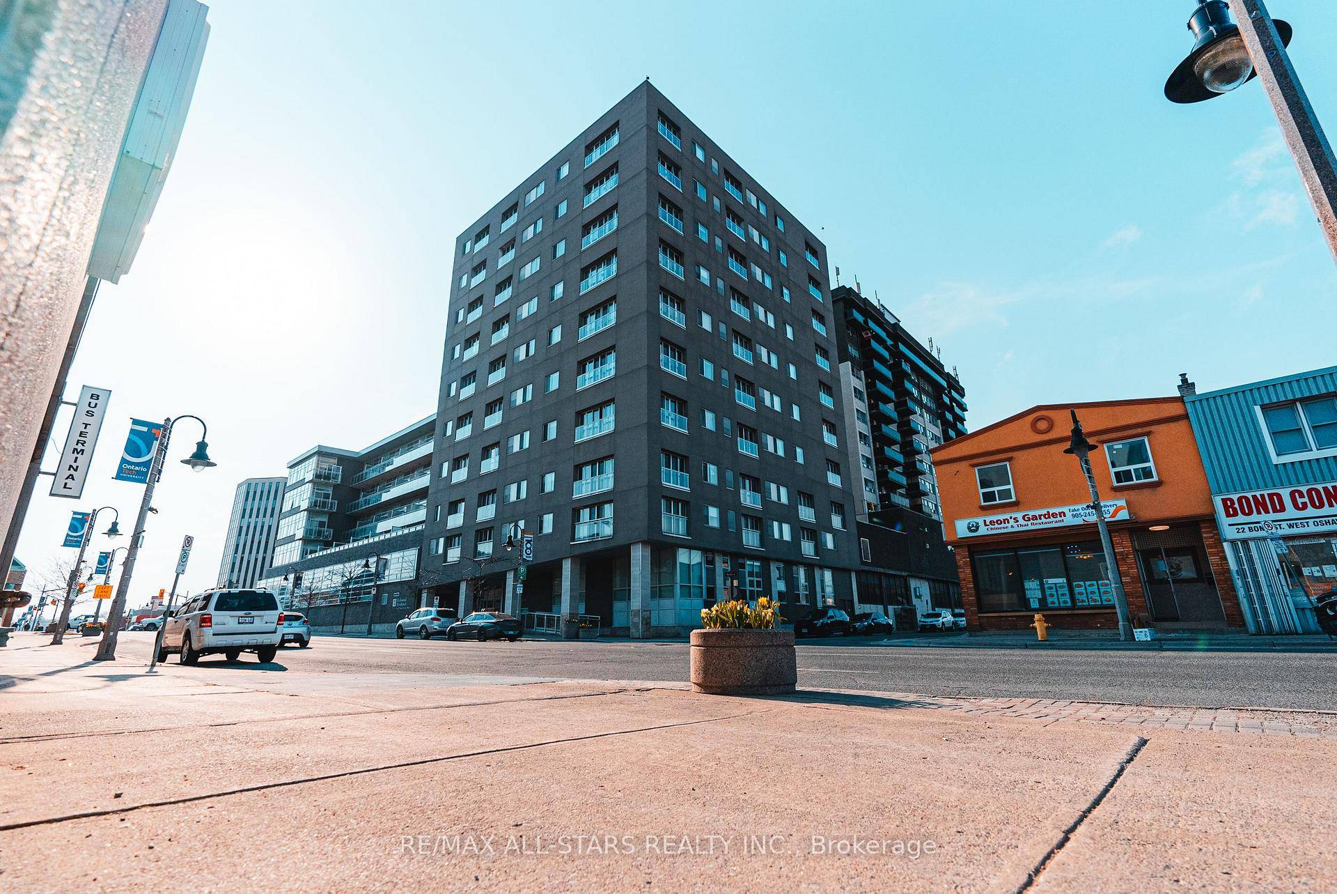 Welcome to 44 Bond Street This 2 bedroom Open Concept condo is a corner unit with 2 balconies, 1 parking space and 1 locker and is one of the largest ...