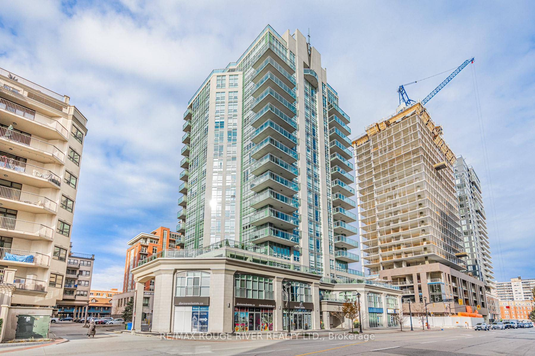 Overlooking beautiful Lake Ontario at Pearl amp ; Lakeshore, 360 on Pearl rises above the restaurants, designer boutiques and cafes along Burlington's downtown waterfront.