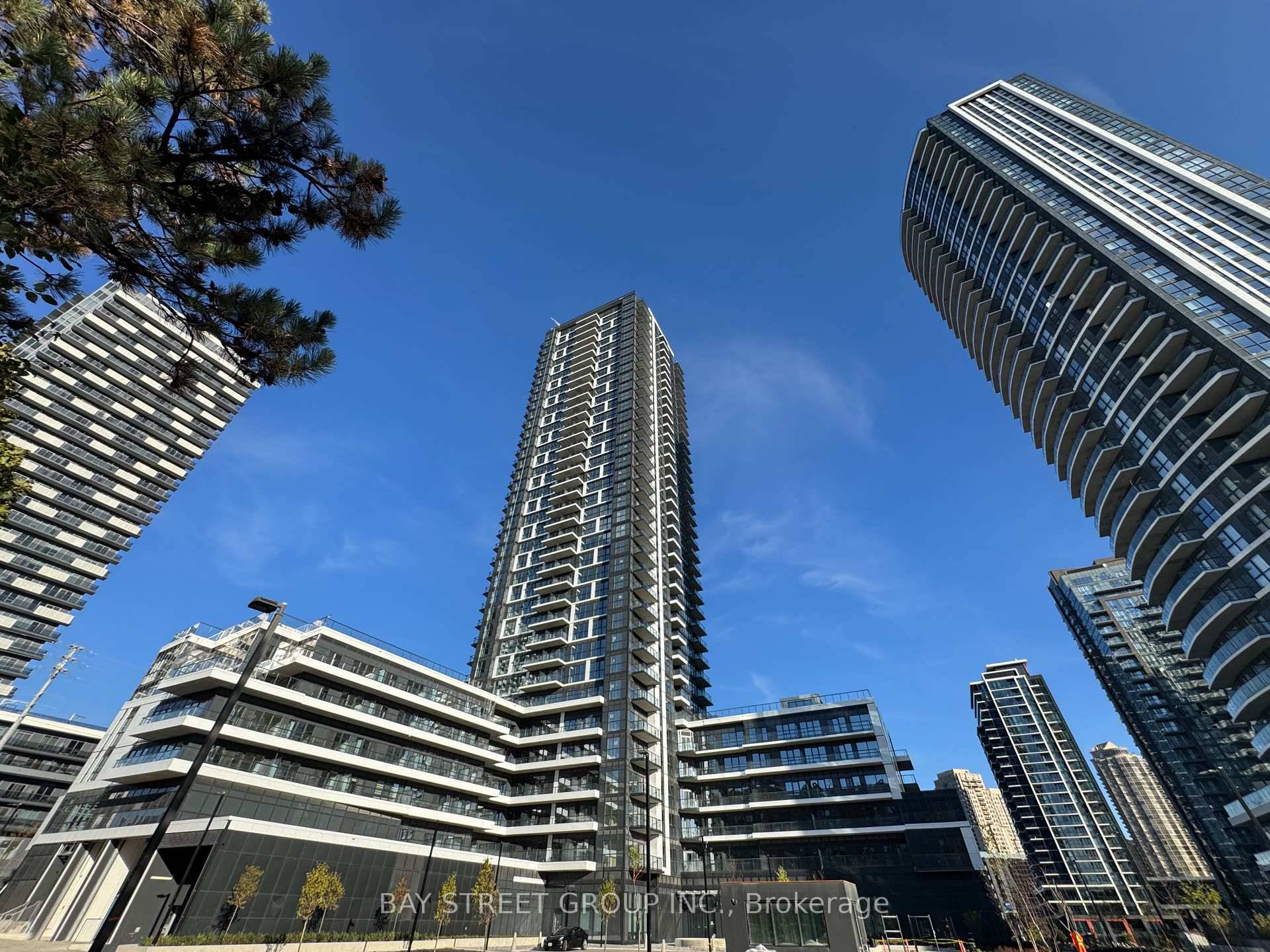 Brand New, Never Lived In 1 Den unit offers around 590 sq.