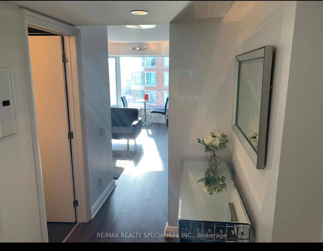FURNISHED ! Welcome to this beautiful and very Tenant friendly building in the heart of Yorkville !