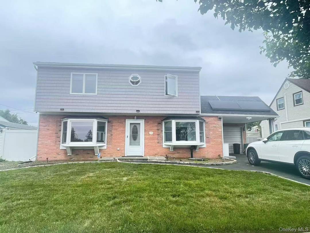 Cozy 3 Bed 2 Bath colonial in the heart of Levittown, zoned for Levittown Wisdom Schools !