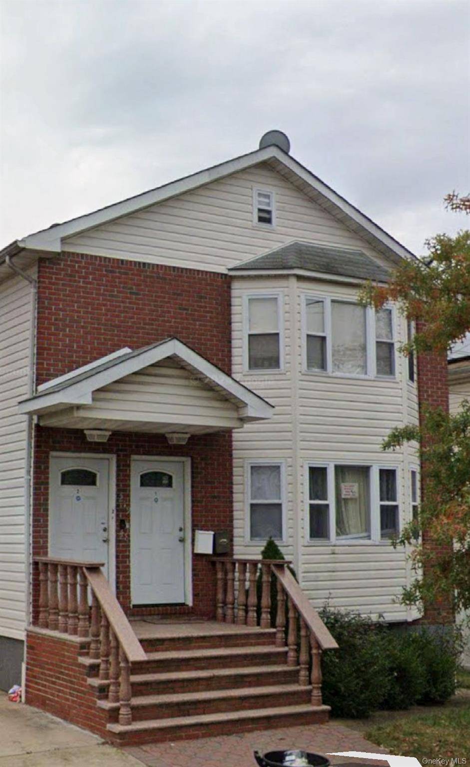 Beautiful and well maintained apartment featuring 3 spacious bedrooms, 2 modern bathrooms, a bright living area, and a fully equipped kitchen.