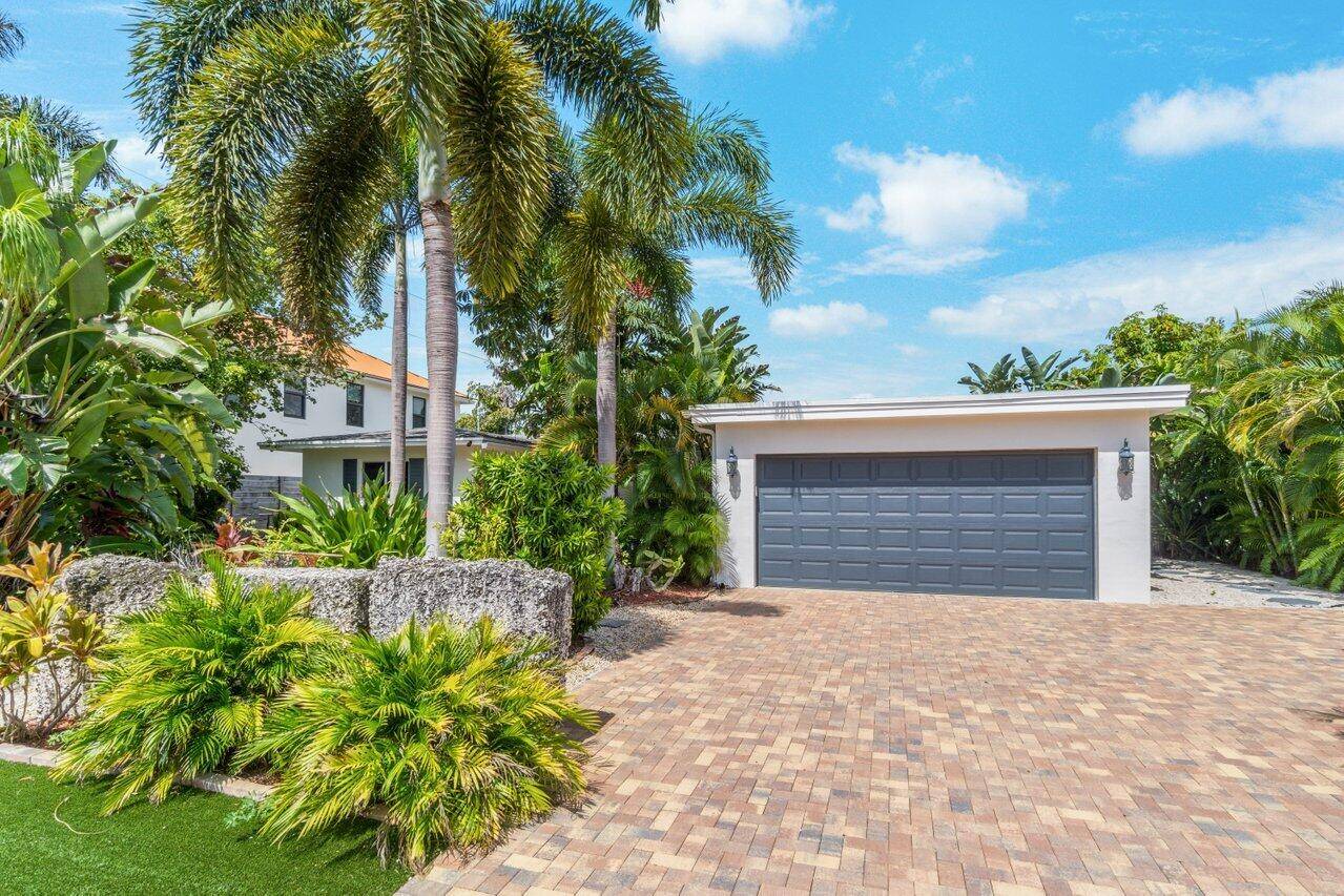 Excellent investment opportunity in Chapel Hill minutes from both downtown Delray and Boynton Beach and easy access to beaches.