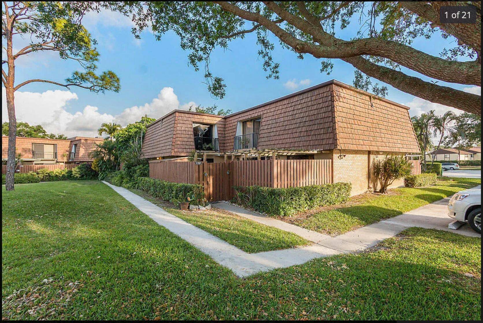 Beautiful 3 3 Townhouse in highly sought after Sherwood Lakes !