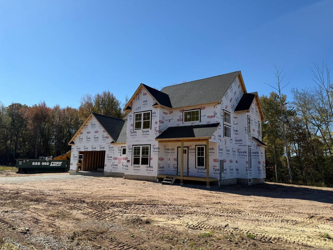 Home for the holidays ! This under construction home can be finished by December.
