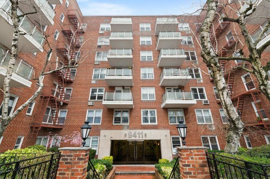 ACCEPTED OFFER. Beautiful one bedroom apartment with a king size bedroom and spacious living room located in one of Bay Ridge s most sought after cooperative buildings.