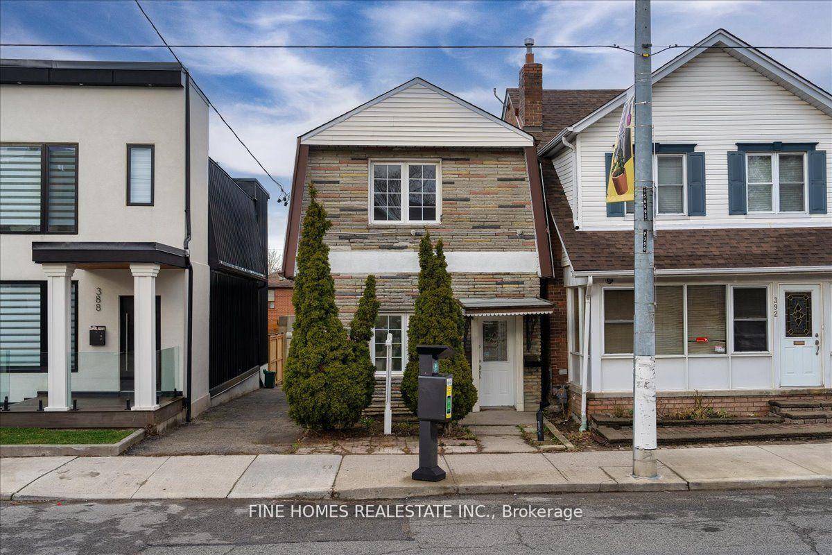 Beautiful 2 bedroom, 1 bathroom main floor apartment in a central location.
