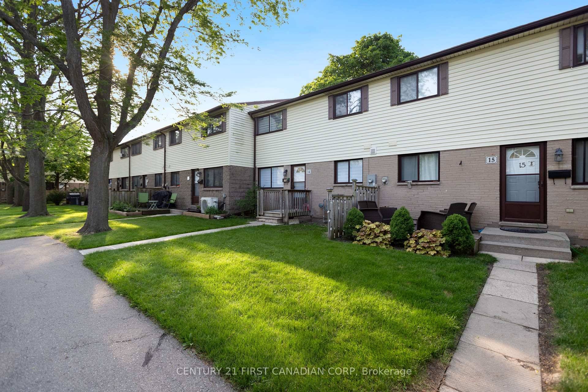 FULLY RENOVATED UNIT WITH TWO BEDROOMS, ONE AND HALF BATHROOMS.
