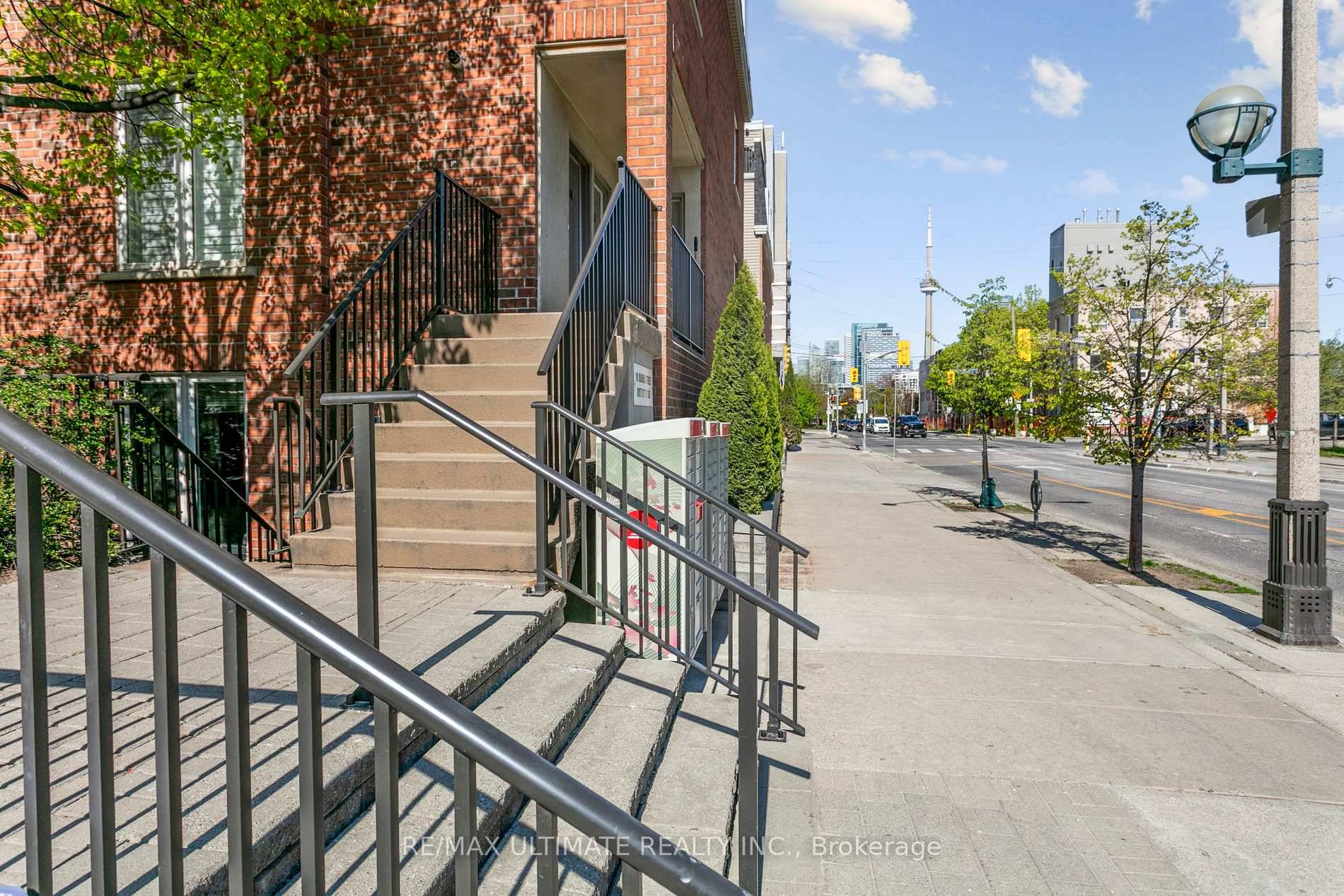 Welcome to this immaculate and sun filled King West townhouse !