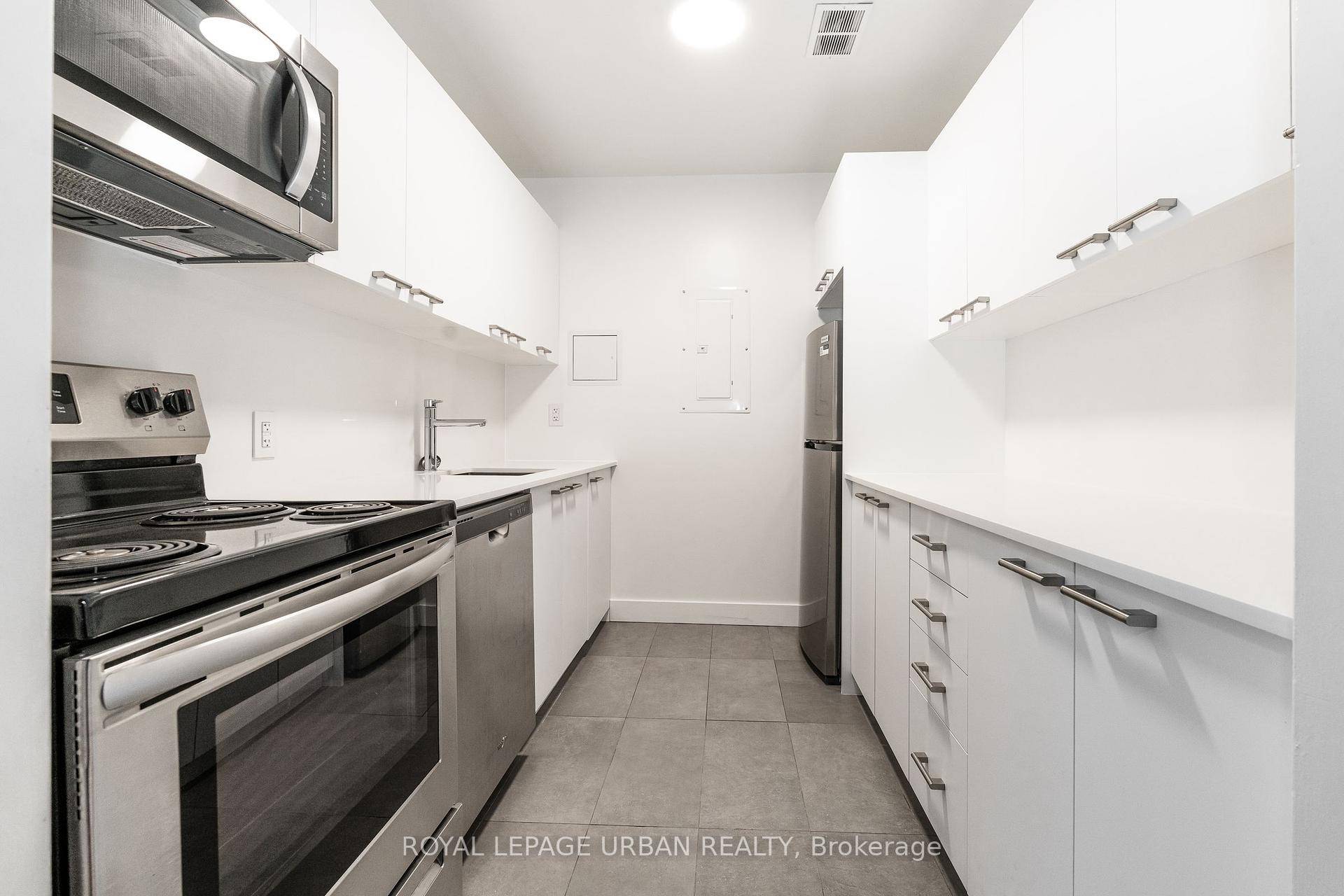 This large bright 2bed unit with galley kitchen is located perfect walking distance to Davisville station.