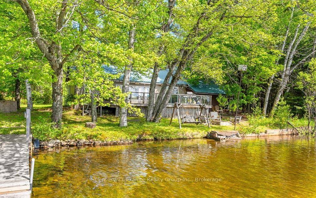 Welcome to your charming lakeside retreat on the serene shores of Haliburton Lake !