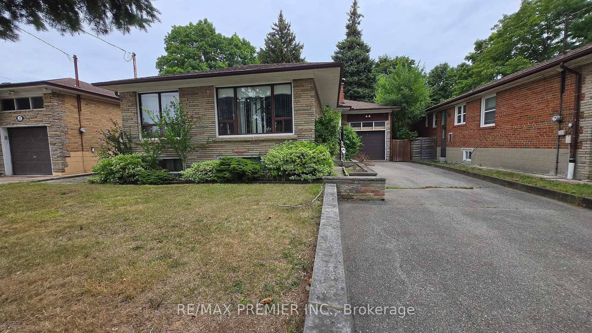 Spacious three bedroom bungalow located in a sought after friendly neighbourhood.