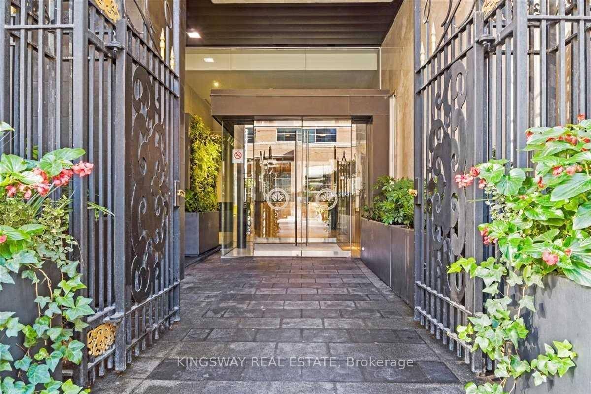 2 bedroom, 2 full bath corner suite located in the heart of the Entertainment District on King West.