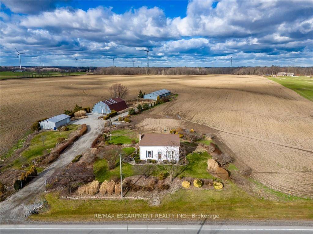 Located in the friendly farming community of Wellandport, this 2 bedroom farmhouse features a den, living room and spacious kitchen for entertaining your family.