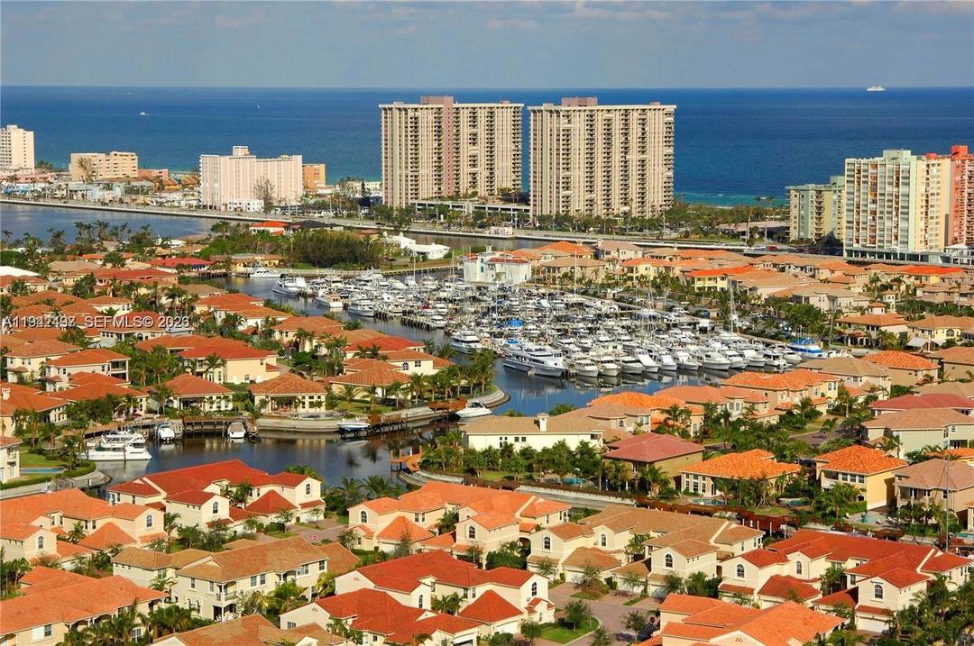 Spectacular 3BD 3BATH TOWNHOME, LOCATED IN THE PRESTIGIOUS GATED COMMUNITY OF HARBOR ISLANDS, NEAR THE BEACHES AND THE ENTRETAIMENT AREA.