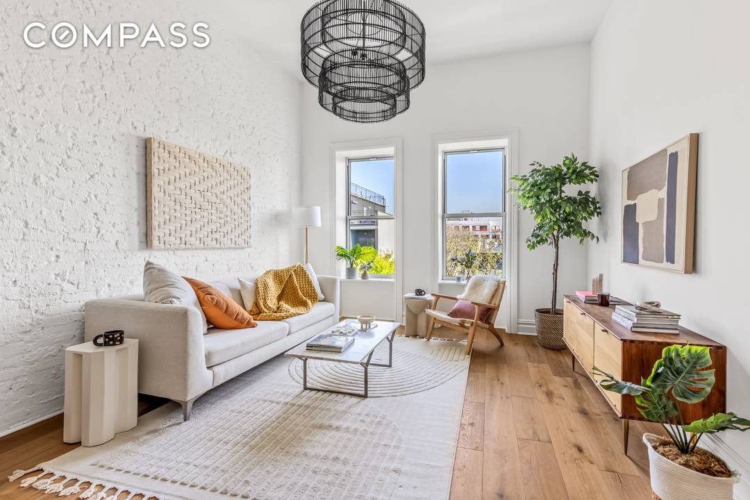 Penthouse 4B, a luminous duplex with 4 bedrooms and 2 baths, measures 1573 sq.