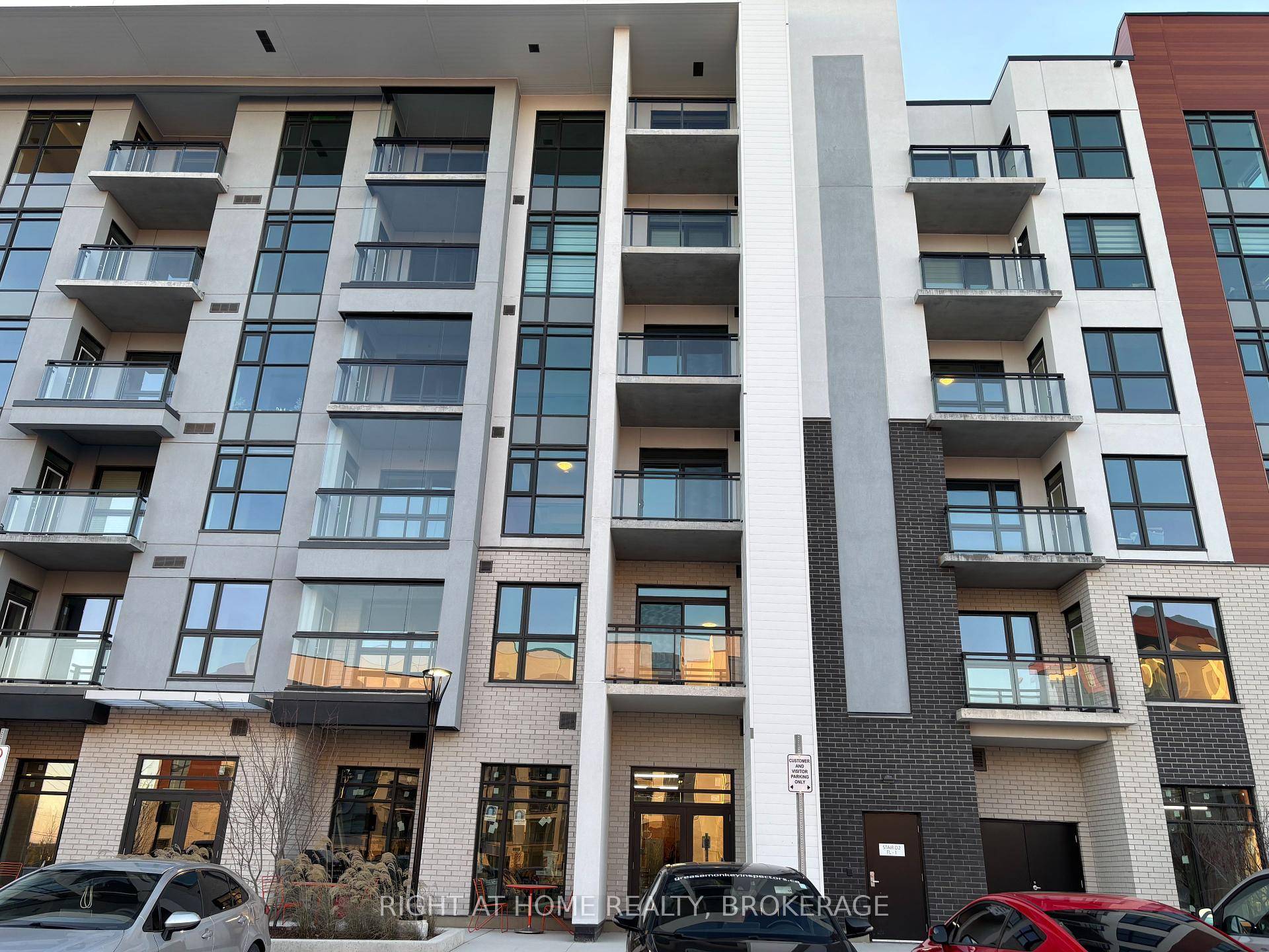 Welcome to the Brand New 1 Bed Den in SOLEIL Luxury Condos Built by Mattamy Homes, offering stainless steel appliances, 9' ceiling, Smooth ceiling, Engineered flooring, quartz countertops, Upgraded Bathroom ...
