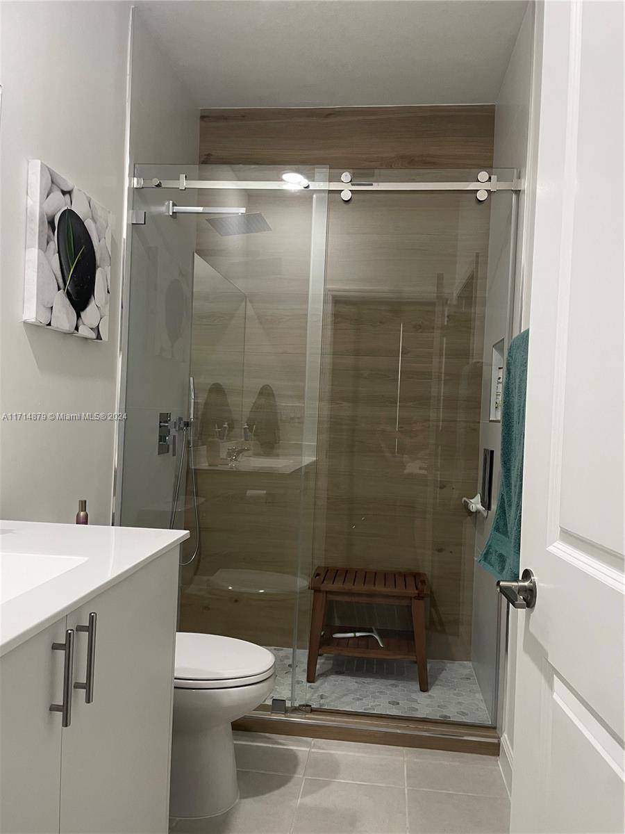Beautiful townhome located in a corner lot, one bedroom and bathroom downstairs updated to modern style, all windows have top of the line Zebra blinds.