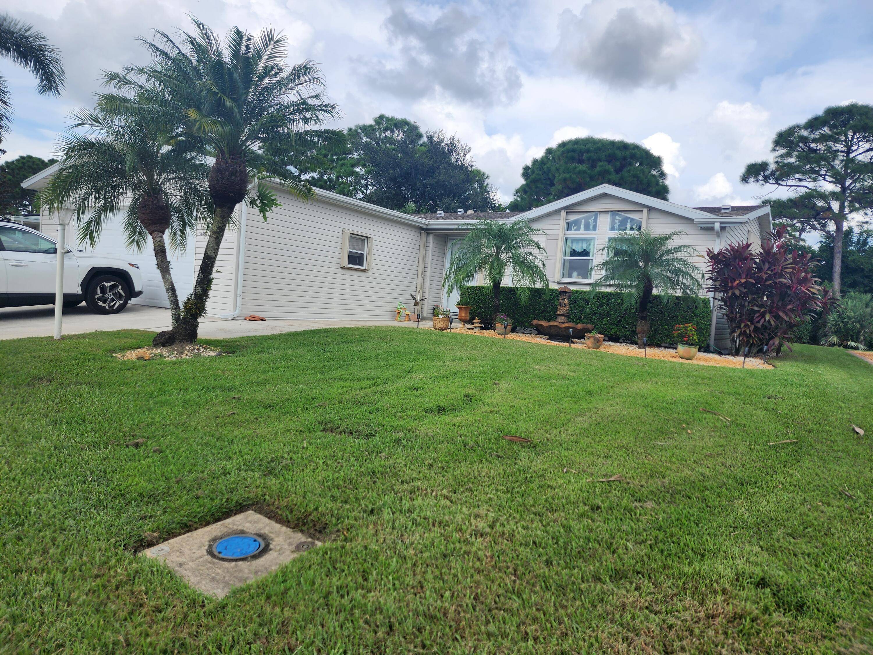 Large well maintained, super open floor plan with den In Savanna Club.