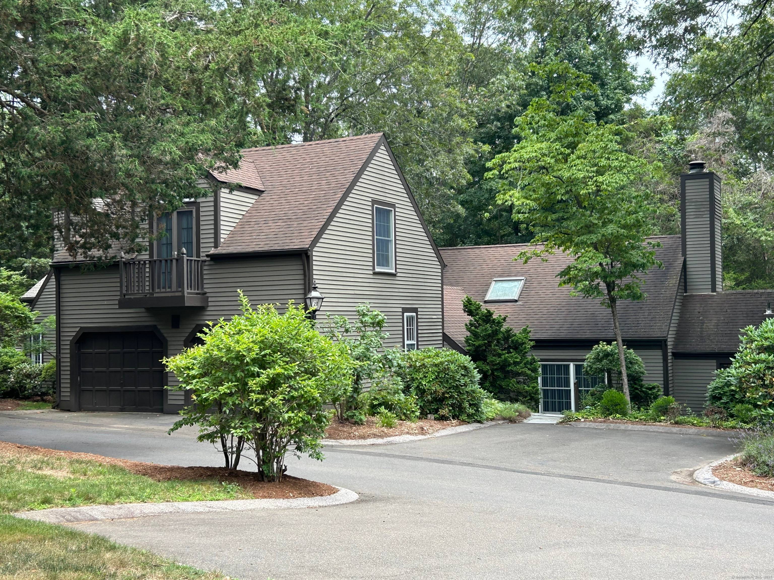 Large 2600 sf single family home in Long Hill Farm.